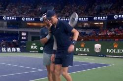 开云体育下载-网球明星选手受伤退赛，引发热议的简单介绍