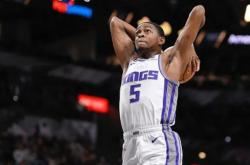 开云体育在线-关于勇士险胜步行者，福克斯高光表现的信息