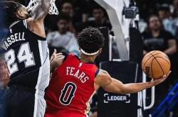 开云下载-鹈鹕逆转福建队，福克斯惊艳四座