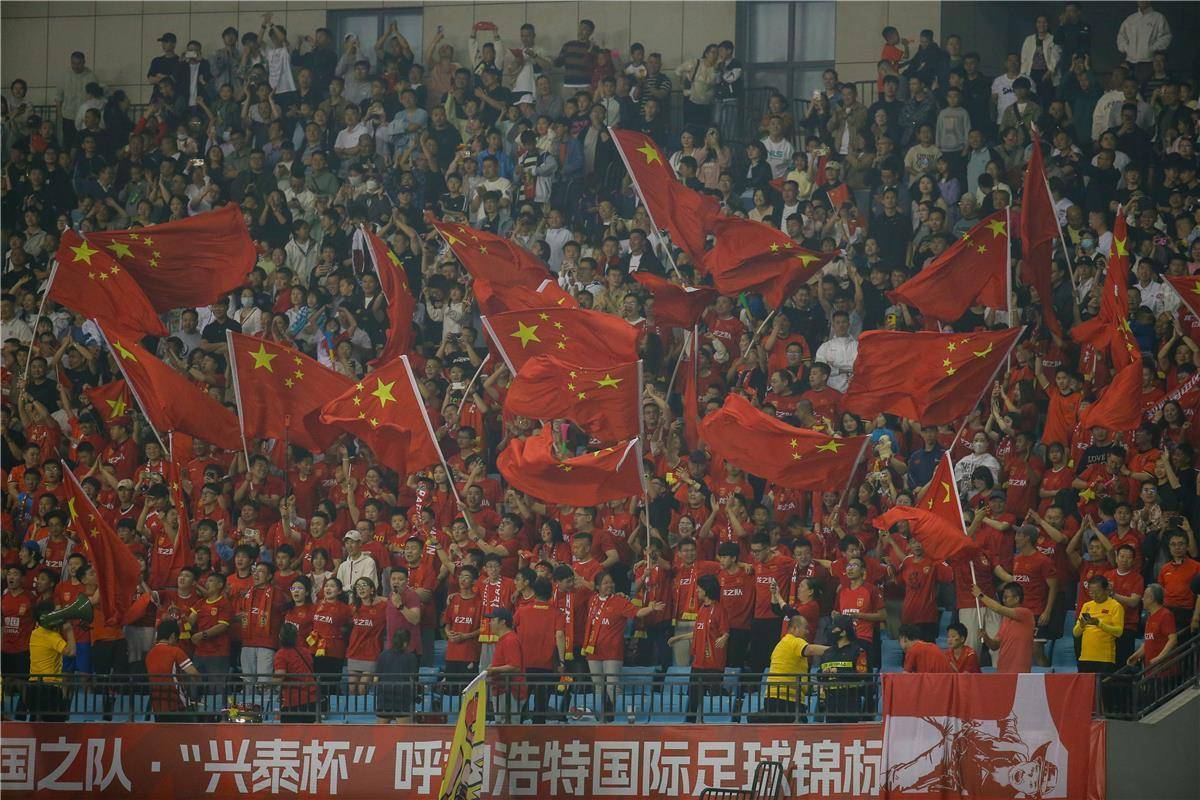 包含国际足球豪强齐聚，擂台大战令人热血沸腾的词条
