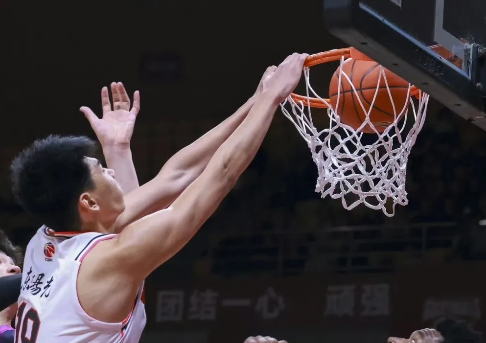 篮球赛事中国家队战胜对手成功逆转