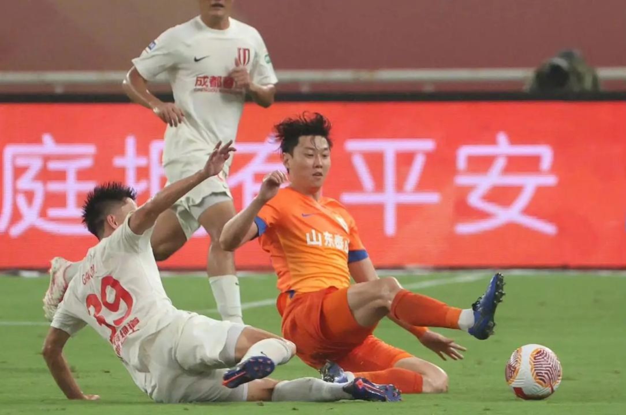 包含山东泰山客场击败北京人和，继续保持不败的词条