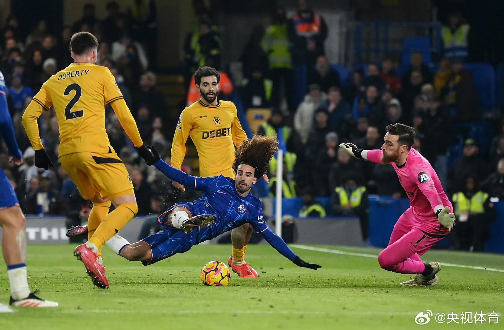 切尔西继续追逐尤文图斯后卫