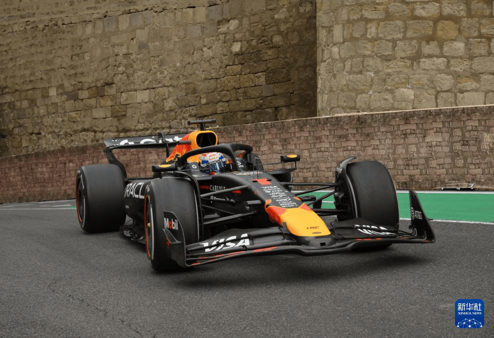 关于阿斯顿马丁逆转红牛车队，塞恩斯关键制胜的信息